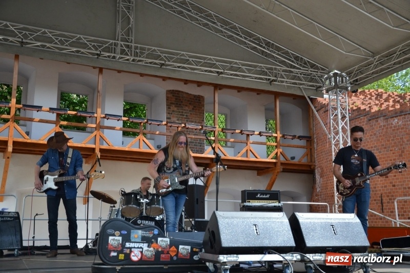 Zdjęcie w galerii na portalu naszraciborz.pl: Motocykliści opanowali raciborski zamek wiadomości z regionu