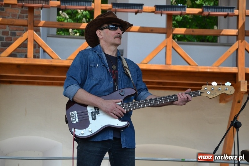 Zdjęcie w galerii na portalu naszraciborz.pl: Motocykliści opanowali raciborski zamek wiadomości z regionu