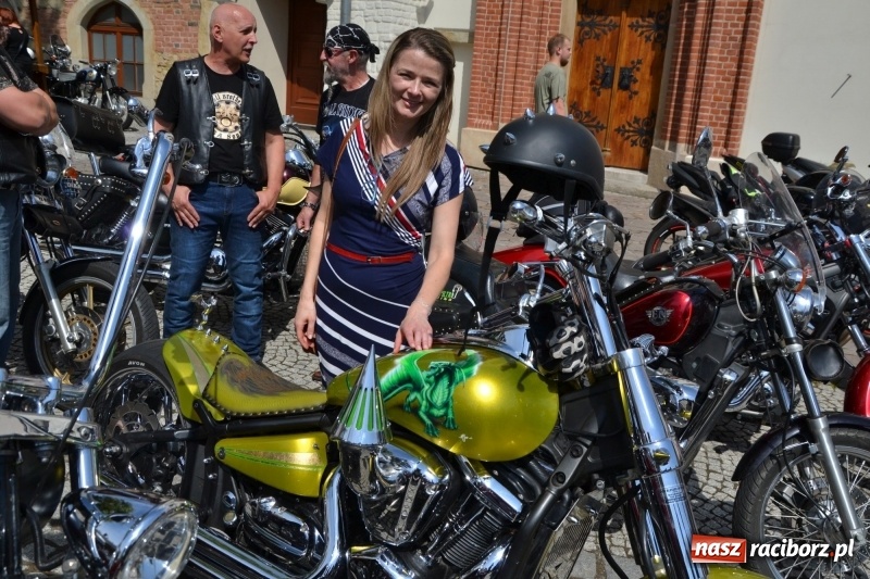 Zdjęcie w galerii na portalu naszraciborz.pl: Motocykliści opanowali raciborski zamek wiadomości z regionu