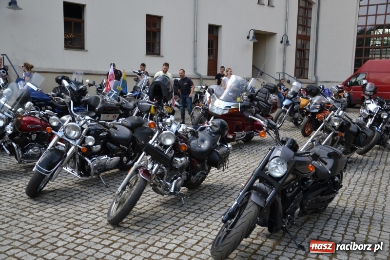 Zdjęcie w galerii na portalu naszraciborz.pl: Motocykliści opanowali raciborski zamek wiadomości z regionu