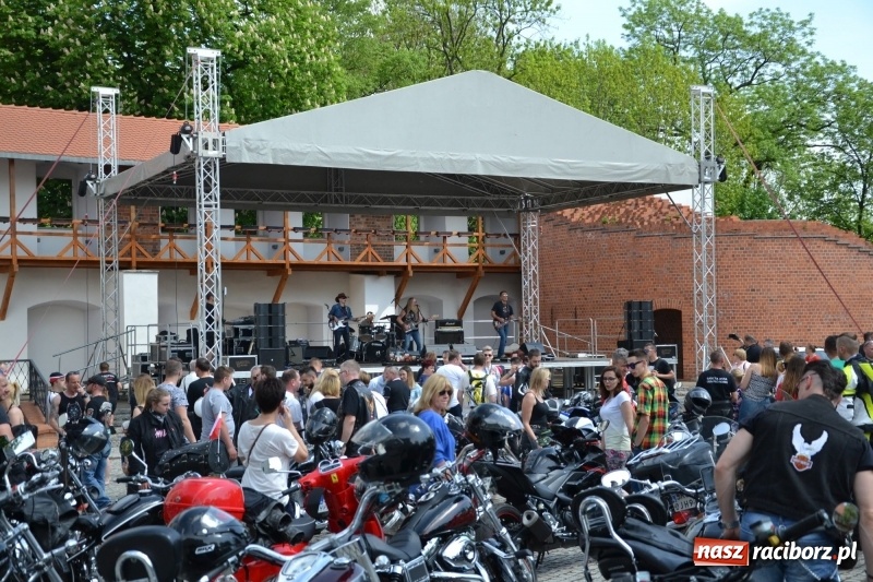 Zdjęcie w galerii na portalu naszraciborz.pl: Motocykliści opanowali raciborski zamek wiadomości z regionu