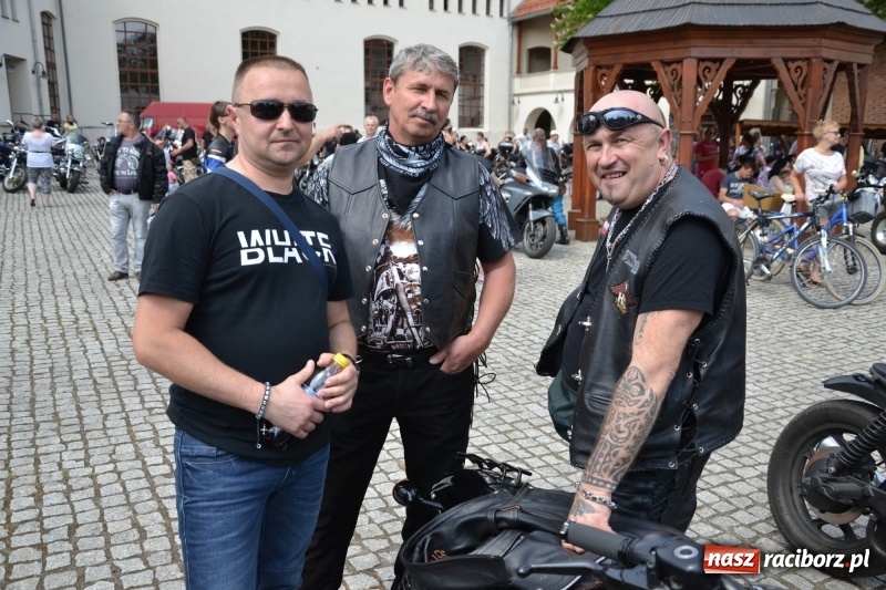 Zdjęcie w galerii na portalu naszraciborz.pl: Motocykliści opanowali raciborski zamek wiadomości z regionu