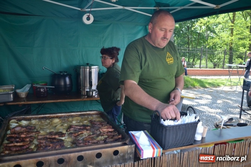 Zdjęcie w galerii na portalu naszraciborz.pl: Motocykliści opanowali raciborski zamek wiadomości z regionu