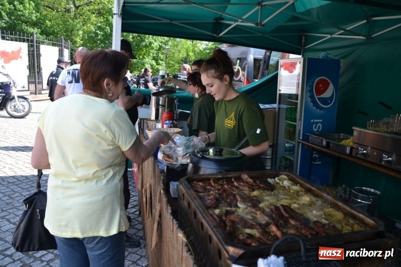 Zdjęcie w galerii na portalu naszraciborz.pl: Motocykliści opanowali raciborski zamek wiadomości z regionu