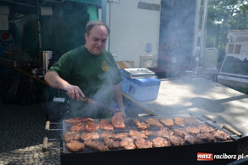 Zdjęcie w galerii na portalu naszraciborz.pl: Motocykliści opanowali raciborski zamek wiadomości z regionu