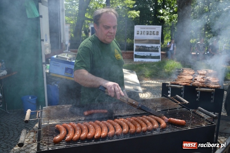 Zdjęcie w galerii na portalu naszraciborz.pl: Motocykliści opanowali raciborski zamek wiadomości z regionu