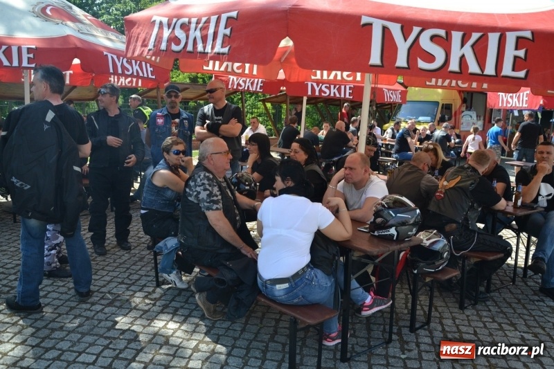 Zdjęcie w galerii na portalu naszraciborz.pl: Motocykliści opanowali raciborski zamek wiadomości z regionu