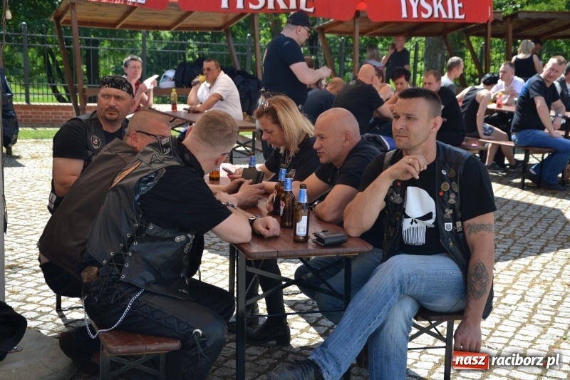 Zdjęcie w galerii na portalu naszraciborz.pl: Motocykliści opanowali raciborski zamek wiadomości z regionu