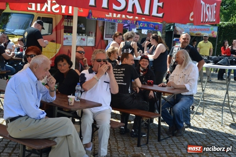 Zdjęcie w galerii na portalu naszraciborz.pl: Motocykliści opanowali raciborski zamek wiadomości z regionu