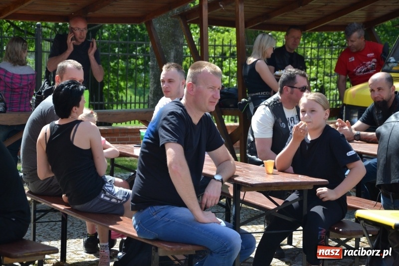 Zdjęcie w galerii na portalu naszraciborz.pl: Motocykliści opanowali raciborski zamek wiadomości z regionu