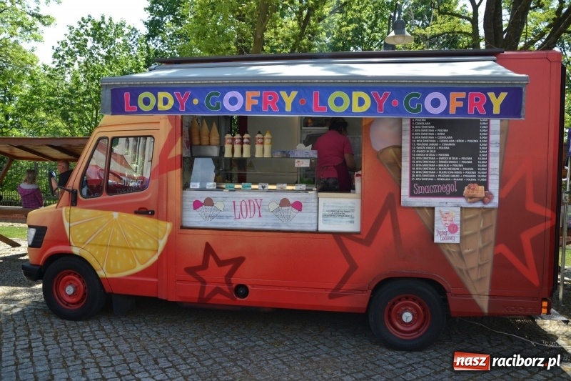 Zdjęcie w galerii na portalu naszraciborz.pl: Motocykliści opanowali raciborski zamek wiadomości z regionu