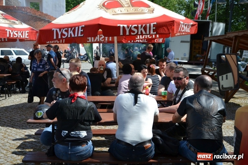 Zdjęcie w galerii na portalu naszraciborz.pl: Motocykliści opanowali raciborski zamek wiadomości z regionu