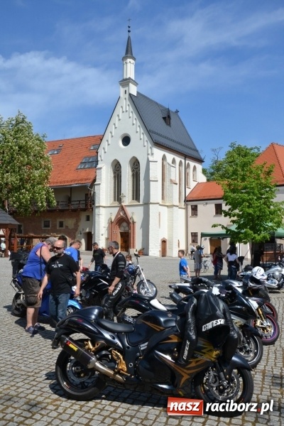 Zdjęcie w galerii na portalu naszraciborz.pl: Motocykliści opanowali raciborski zamek wiadomości z regionu