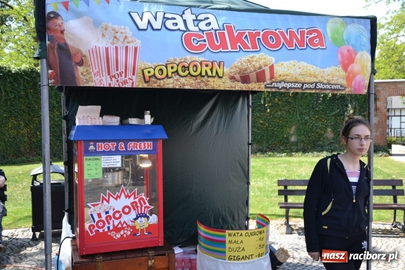 Zdjęcie w galerii na portalu naszraciborz.pl: Motocykliści opanowali raciborski zamek wiadomości z regionu