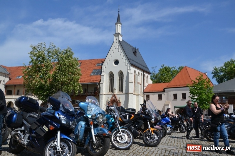 Zdjęcie w galerii na portalu naszraciborz.pl: Motocykliści opanowali raciborski zamek wiadomości z regionu