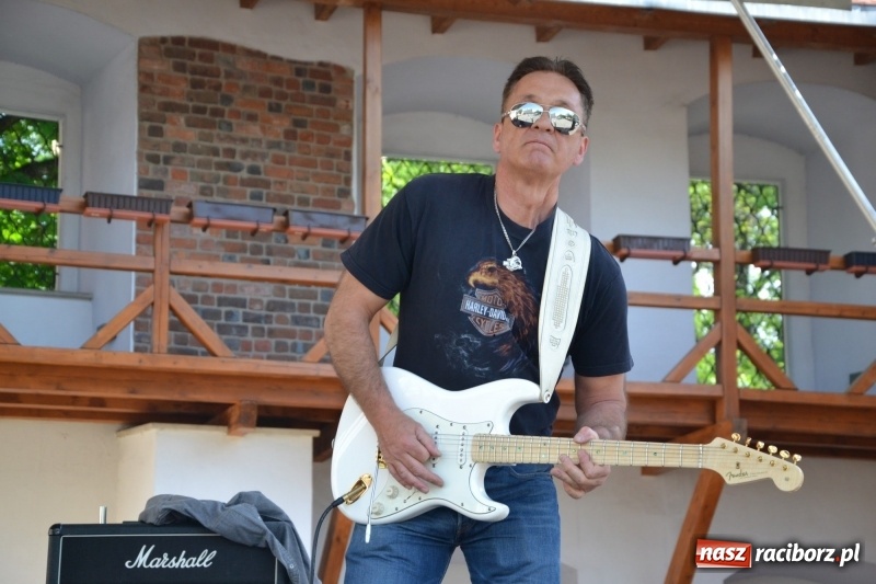 Zdjęcie w galerii na portalu naszraciborz.pl: Motocykliści opanowali raciborski zamek wiadomości z regionu