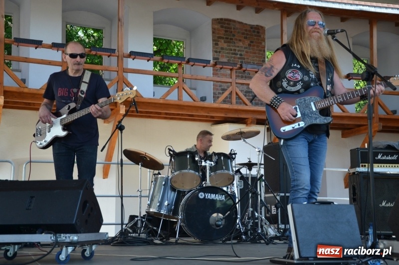 Zdjęcie w galerii na portalu naszraciborz.pl: Motocykliści opanowali raciborski zamek wiadomości z regionu