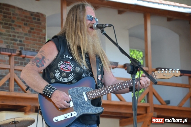 Zdjęcie w galerii na portalu naszraciborz.pl: Motocykliści opanowali raciborski zamek wiadomości z regionu