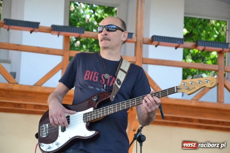 Zdjęcie w galerii na portalu naszraciborz.pl: Motocykliści opanowali raciborski zamek wiadomości z regionu