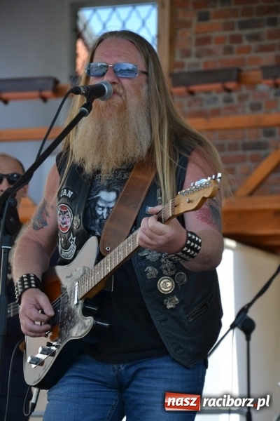 Zdjęcie w galerii na portalu naszraciborz.pl: Motocykliści opanowali raciborski zamek wiadomości z regionu