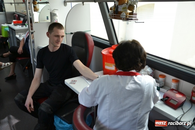 Zdjęcie w galerii na portalu naszraciborz.pl: Motocykliści opanowali raciborski zamek wiadomości z regionu