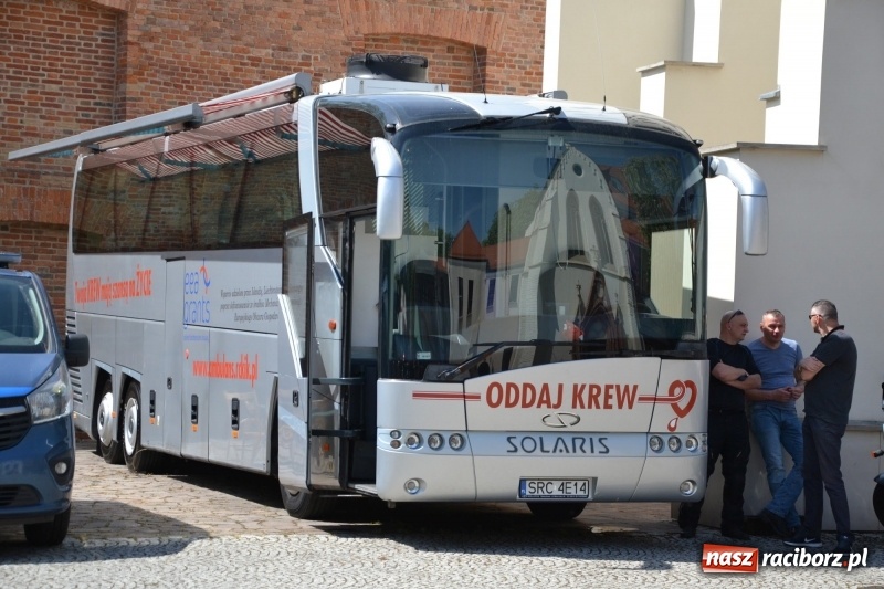 Zdjęcie w galerii na portalu naszraciborz.pl: Motocykliści opanowali raciborski zamek wiadomości z regionu