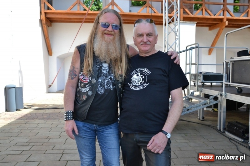 Zdjęcie w galerii na portalu naszraciborz.pl: Motocykliści opanowali raciborski zamek wiadomości z regionu