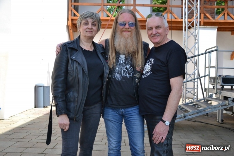 Zdjęcie w galerii na portalu naszraciborz.pl: Motocykliści opanowali raciborski zamek wiadomości z regionu