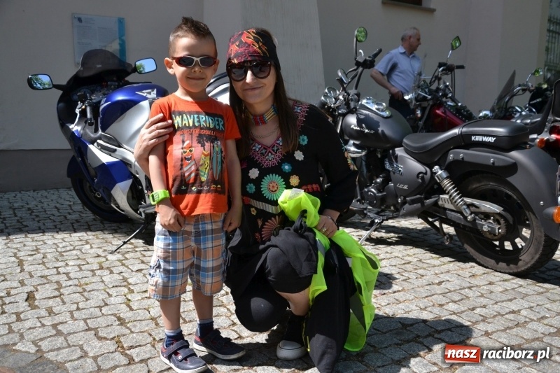 Zdjęcie w galerii na portalu naszraciborz.pl: Motocykliści opanowali raciborski zamek wiadomości z regionu