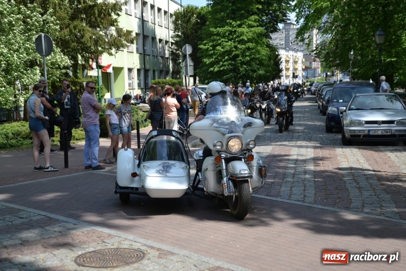 Zdjęcie w galerii na portalu naszraciborz.pl: Motocykliści opanowali raciborski zamek wiadomości z regionu