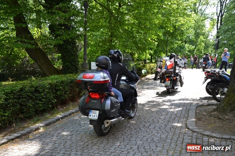 Zdjęcie w galerii na portalu naszraciborz.pl: Motocykliści opanowali raciborski zamek wiadomości z regionu