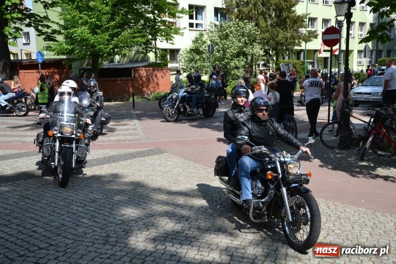 Zdjęcie w galerii na portalu naszraciborz.pl: Motocykliści opanowali raciborski zamek wiadomości z regionu