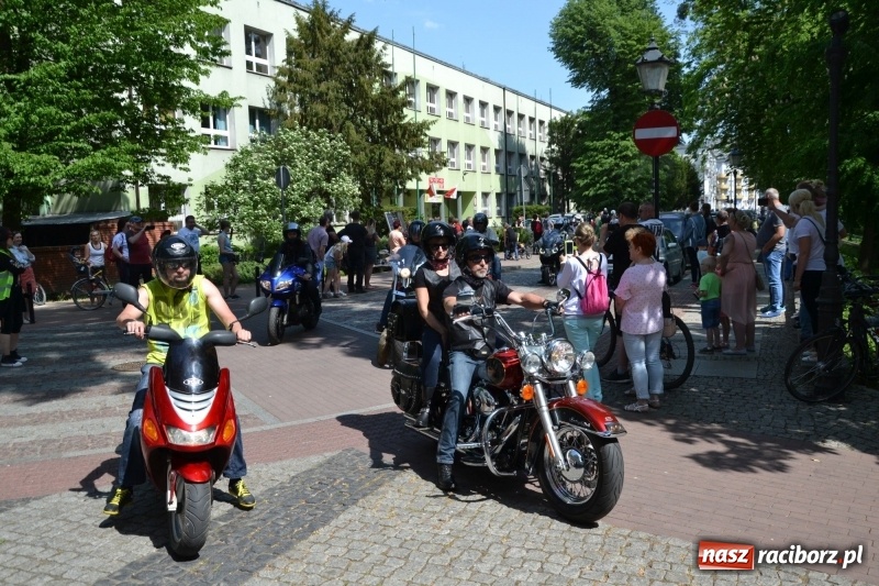 Zdjęcie w galerii na portalu naszraciborz.pl: Motocykliści opanowali raciborski zamek wiadomości z regionu