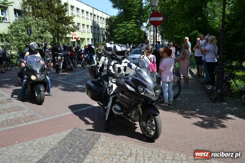 Zdjęcie w galerii na portalu naszraciborz.pl: Motocykliści opanowali raciborski zamek wiadomości z regionu