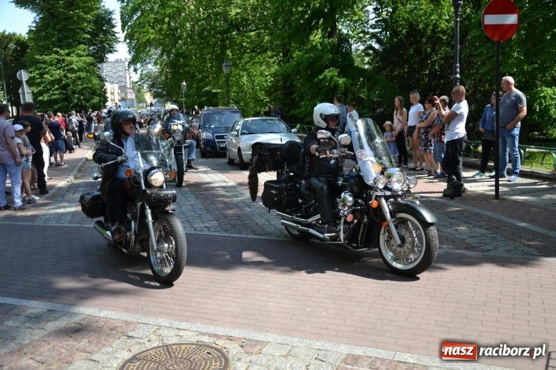 Zdjęcie w galerii na portalu naszraciborz.pl: Motocykliści opanowali raciborski zamek wiadomości z regionu