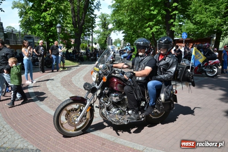 Zdjęcie w galerii na portalu naszraciborz.pl: Motocykliści opanowali raciborski zamek wiadomości z regionu