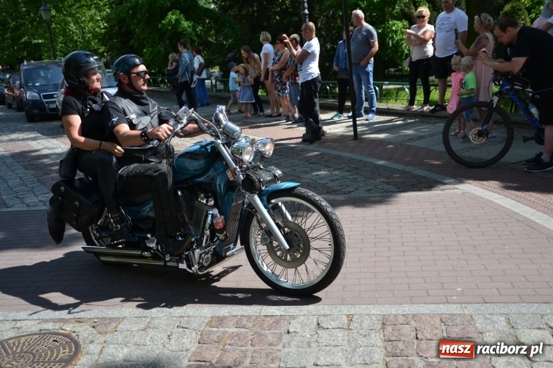 Zdjęcie w galerii na portalu naszraciborz.pl: Motocykliści opanowali raciborski zamek wiadomości z regionu