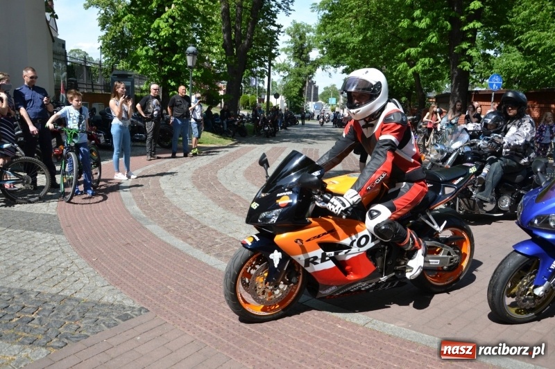 Zdjęcie w galerii na portalu naszraciborz.pl: Motocykliści opanowali raciborski zamek wiadomości z regionu