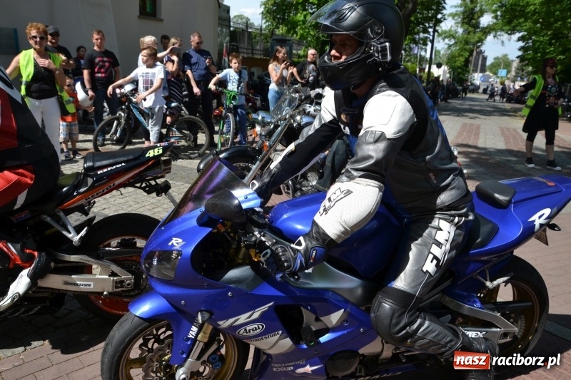 Zdjęcie w galerii na portalu naszraciborz.pl: Motocykliści opanowali raciborski zamek wiadomości z regionu