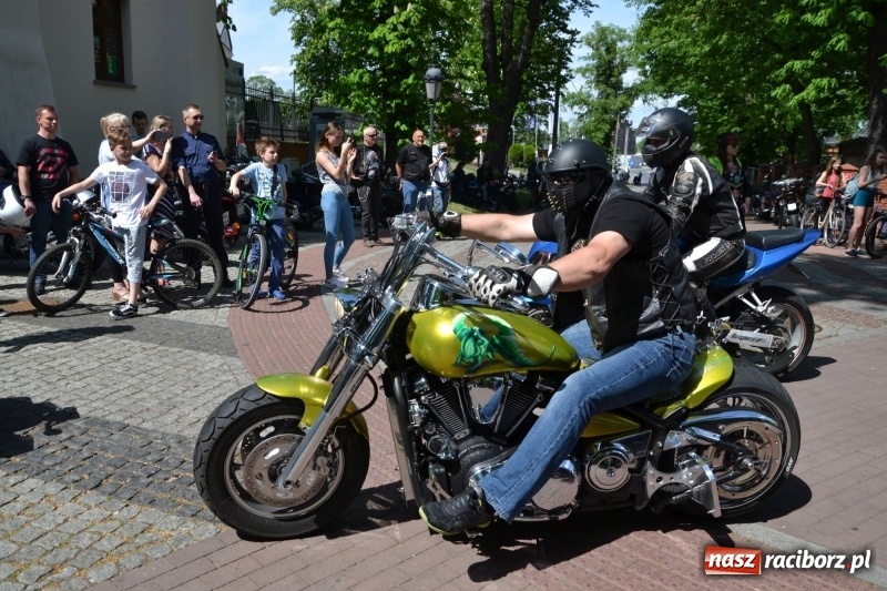 Zdjęcie w galerii na portalu naszraciborz.pl: Motocykliści opanowali raciborski zamek wiadomości z regionu