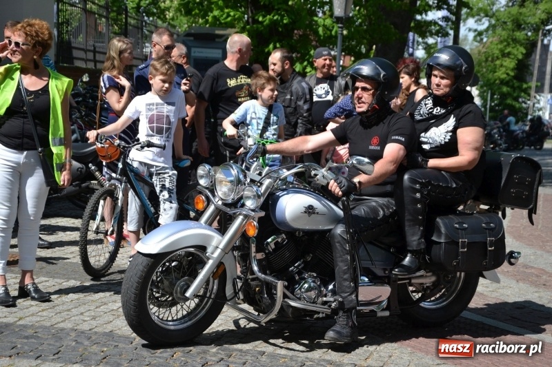 Zdjęcie w galerii na portalu naszraciborz.pl: Motocykliści opanowali raciborski zamek wiadomości z regionu