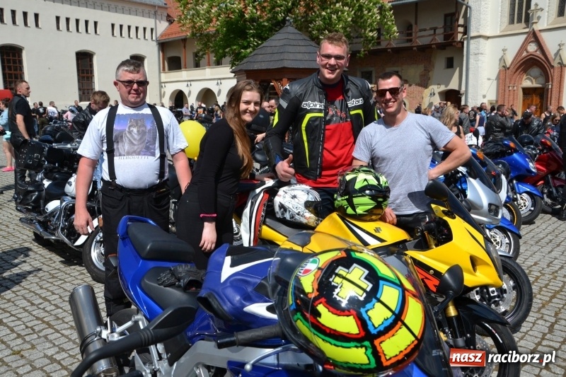 Zdjęcie w galerii na portalu naszraciborz.pl: Motocykliści opanowali raciborski zamek wiadomości z regionu