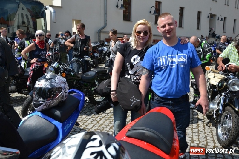 Zdjęcie w galerii na portalu naszraciborz.pl: Motocykliści opanowali raciborski zamek wiadomości z regionu