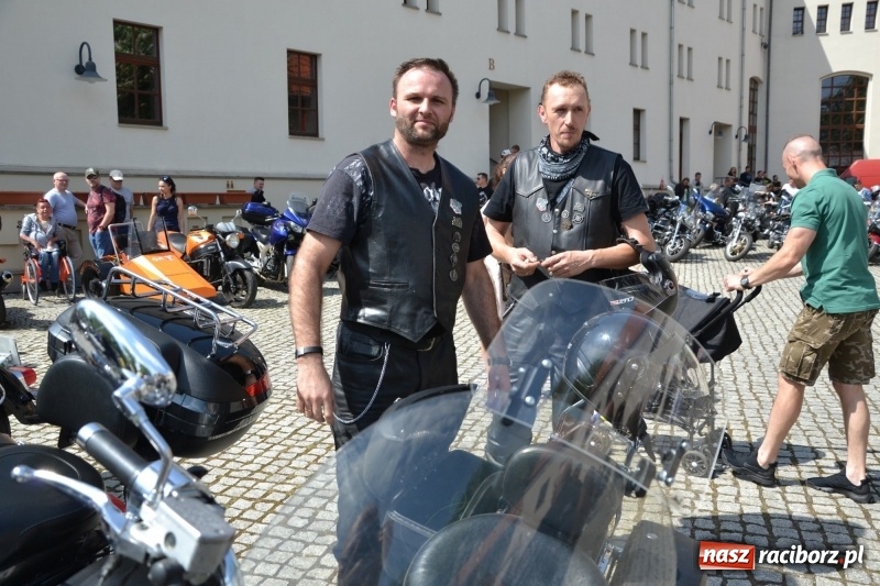 Zdjęcie w galerii na portalu naszraciborz.pl: Motocykliści opanowali raciborski zamek wiadomości z regionu