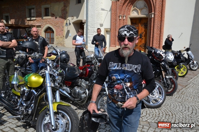 Zdjęcie w galerii na portalu naszraciborz.pl: Motocykliści opanowali raciborski zamek wiadomości z regionu