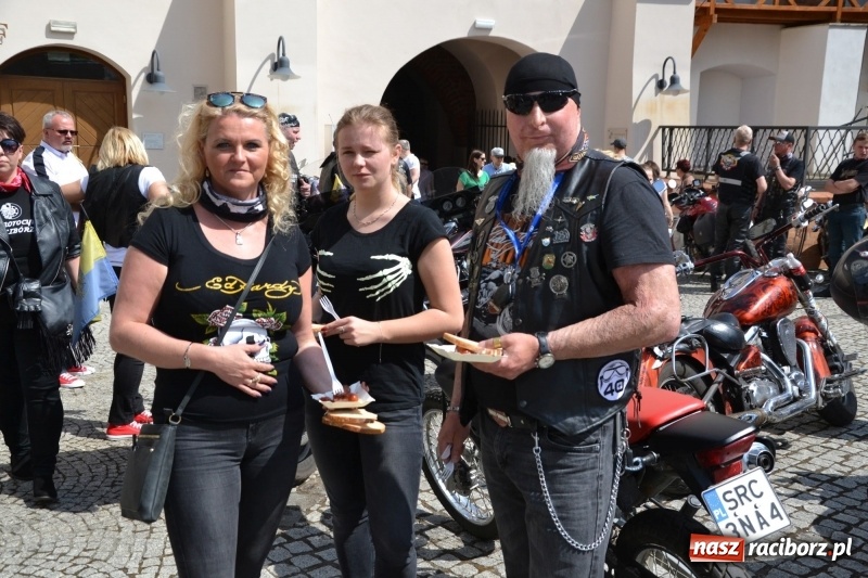 Zdjęcie w galerii na portalu naszraciborz.pl: Motocykliści opanowali raciborski zamek wiadomości z regionu
