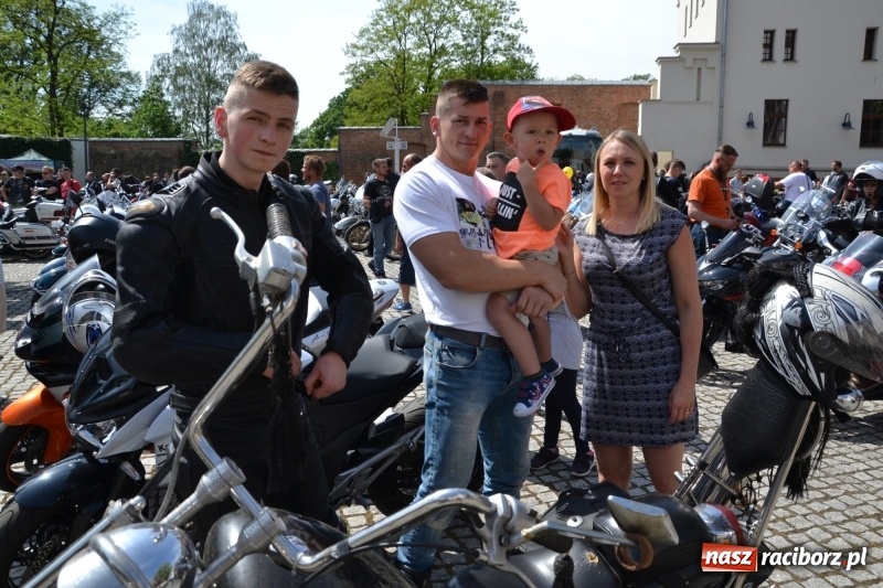 Zdjęcie w galerii na portalu naszraciborz.pl: Motocykliści opanowali raciborski zamek wiadomości z regionu