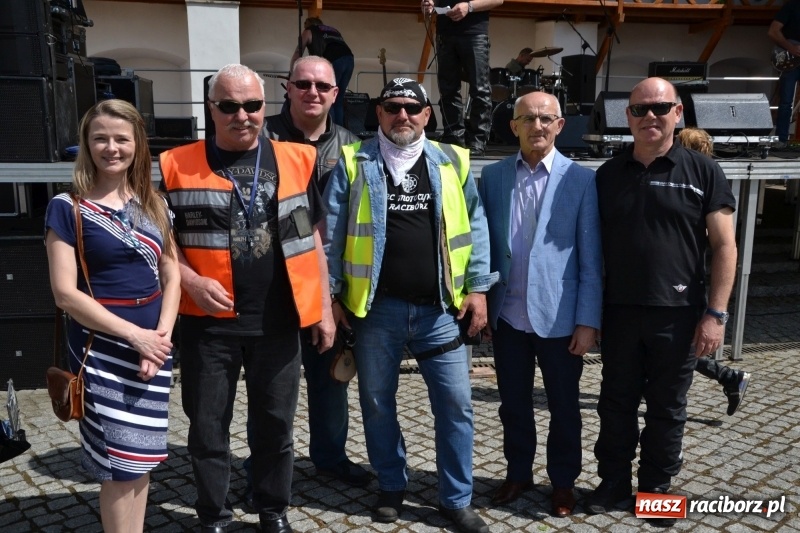 Zdjęcie w galerii na portalu naszraciborz.pl: Motocykliści opanowali raciborski zamek wiadomości z regionu