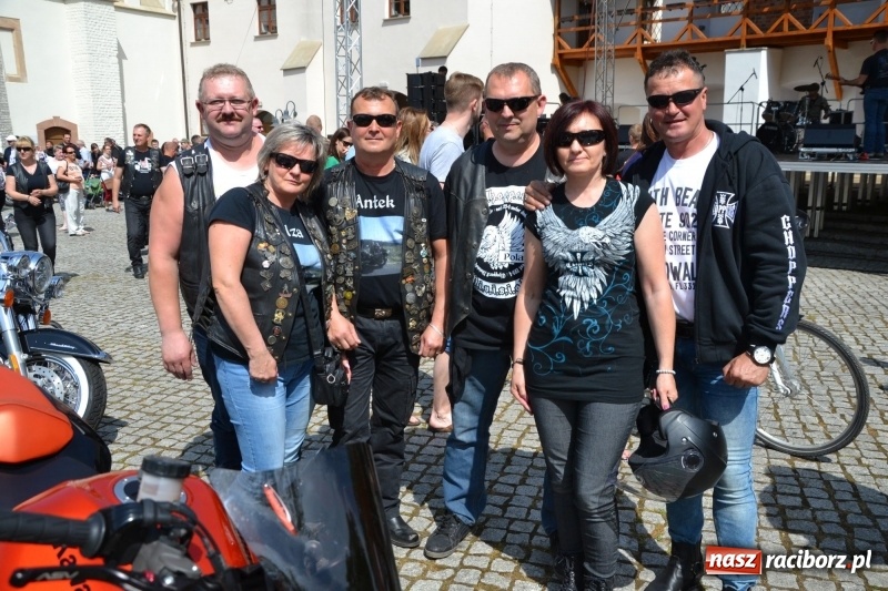 Zdjęcie w galerii na portalu naszraciborz.pl: Motocykliści opanowali raciborski zamek wiadomości z regionu