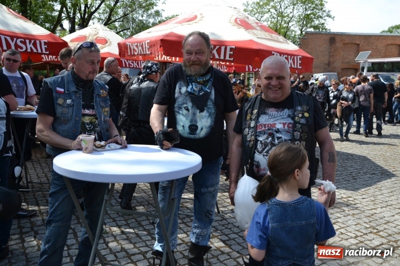 Zdjęcie w galerii na portalu naszraciborz.pl: Motocykliści opanowali raciborski zamek wiadomości z regionu